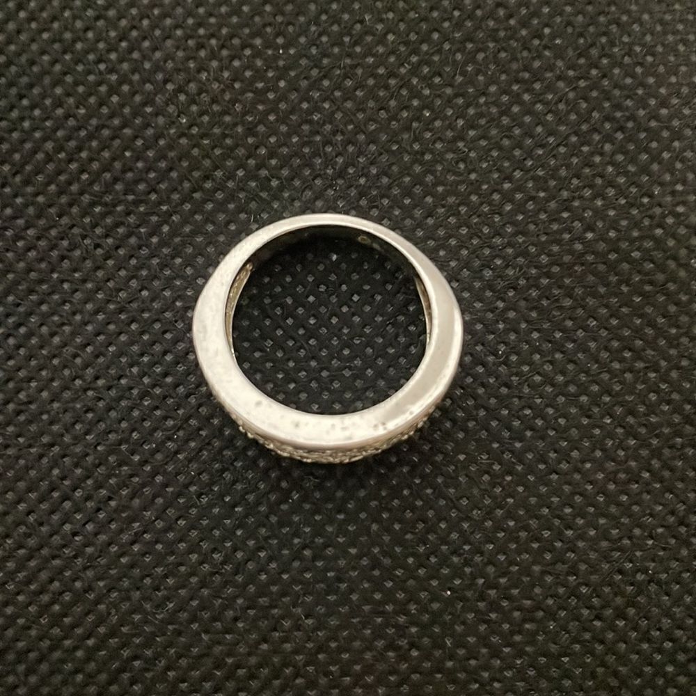 Beautiful ring  - Picture 4 of 8